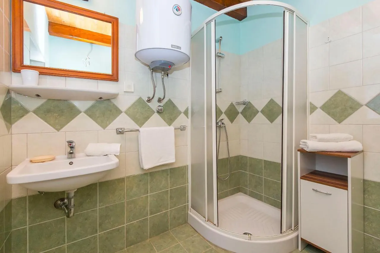 House Dean Holiday home Mali Turini