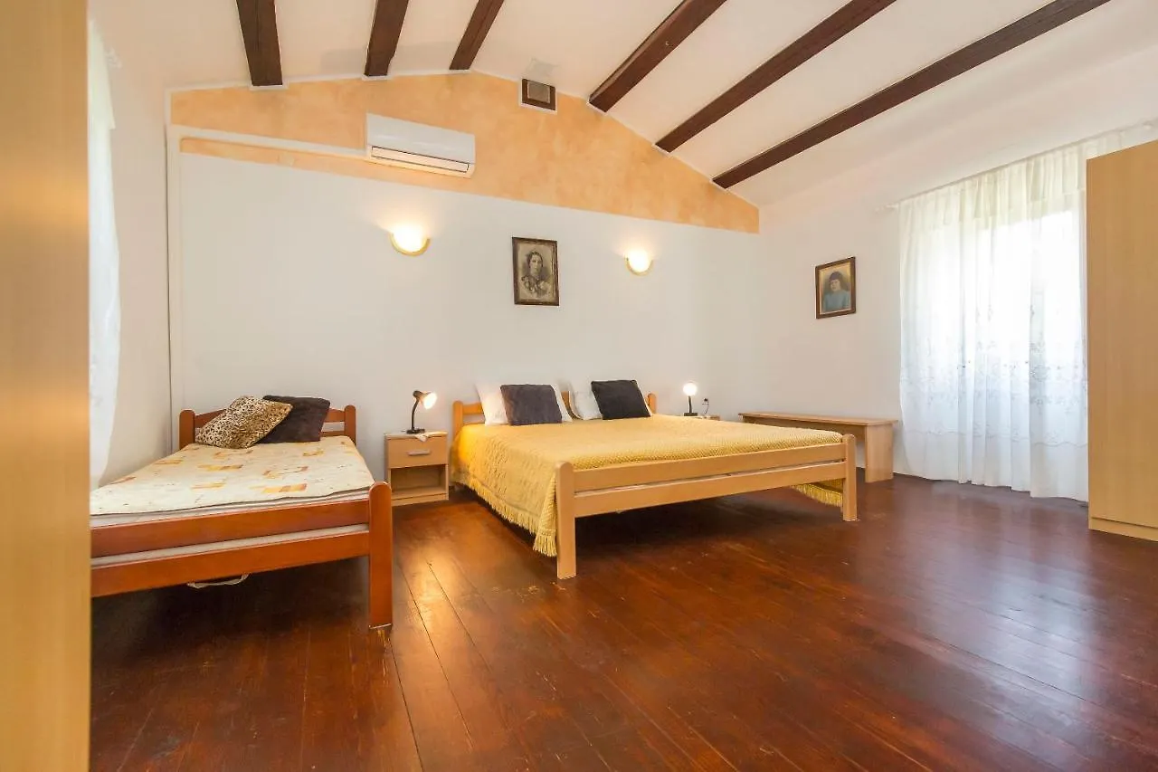 House Dean Holiday home Mali Turini